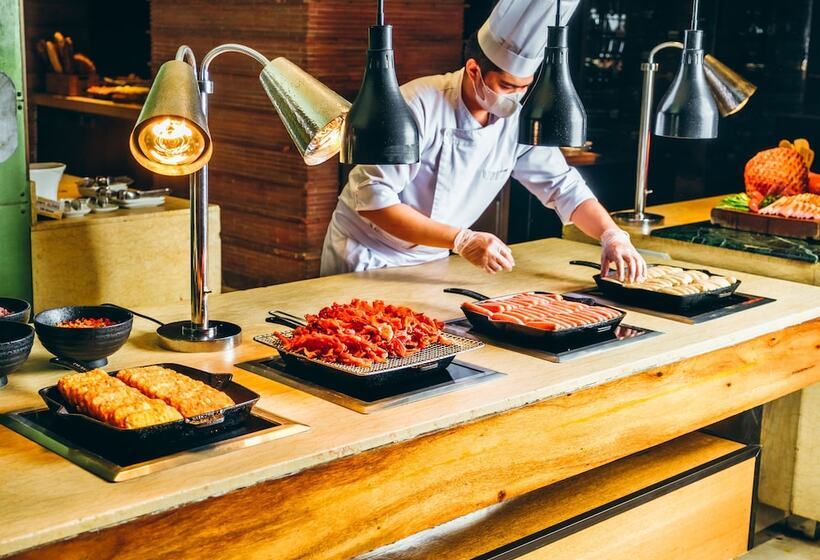 Номер Deluxe, New World Makati Hotel, Manila