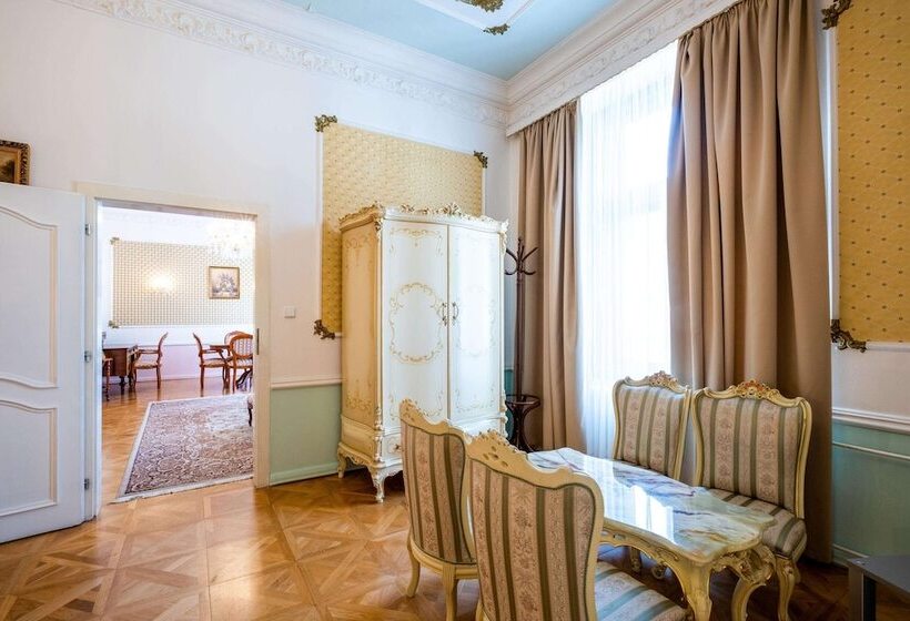 جناح جونيور, Clarion Grandhotel Zlaty Lev