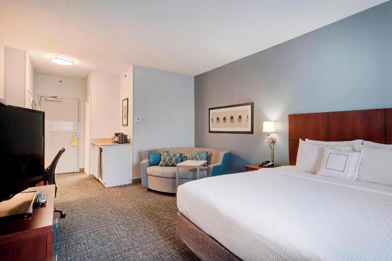 חדר סטנדרט עם מיטת קינג, Courtyard Raleigh Crabtree Valley