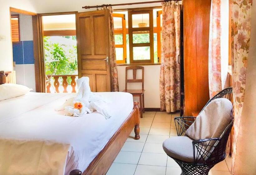 اتاق استاندارد سه تخته با چشم‌انداز باغ, Bernique Guesthouse