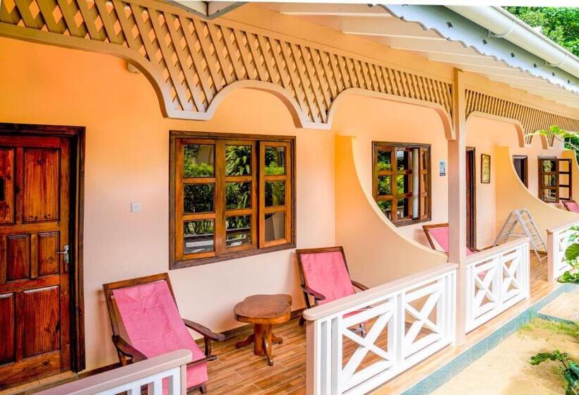 اتاق استاندارد سه تخته با چشم‌انداز باغ, Bernique Guesthouse