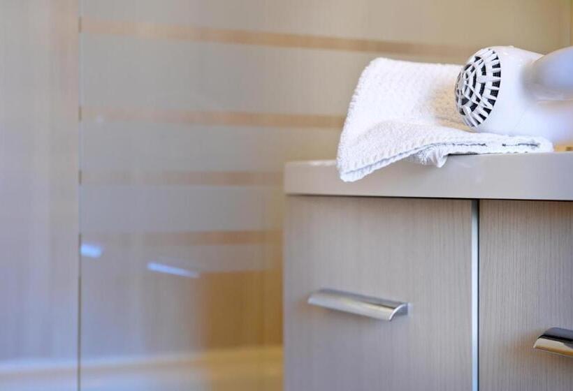 Номер Стандарт Трехместный, Logis Hostellerie Du Neez