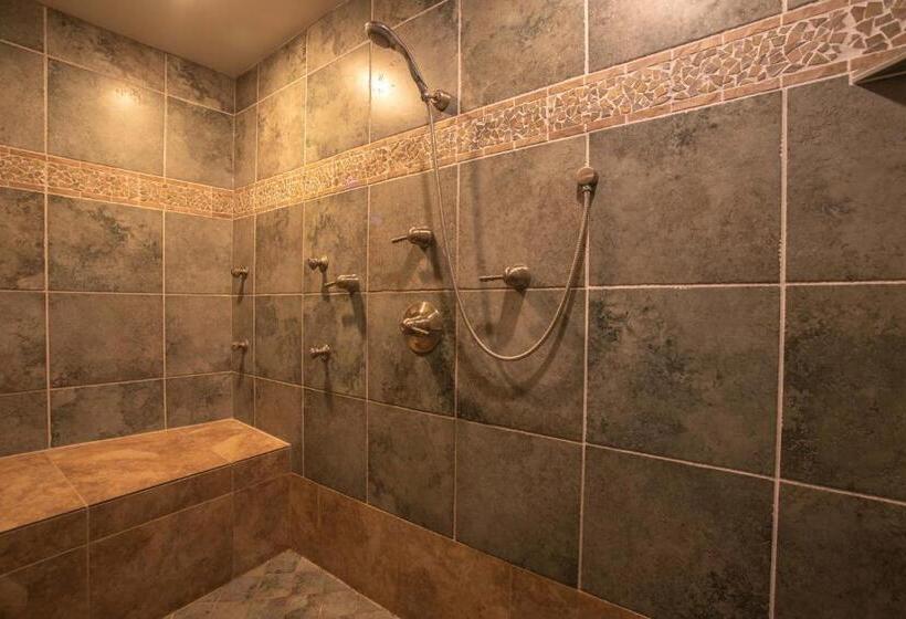 Номер Стандарт, The Anniversary Inn   Logan