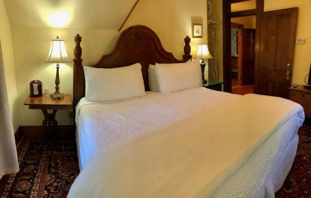 Люкс, Cedar Crest Inn
