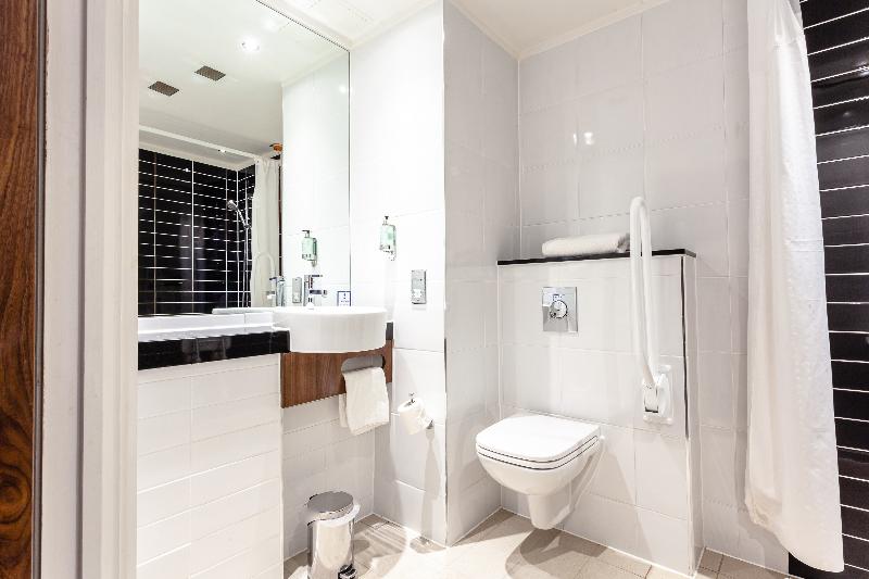 Номер Стандарт Адаптированный для Инвалидов, Holiday Inn Express Edinburgh Airport, An Ihg
