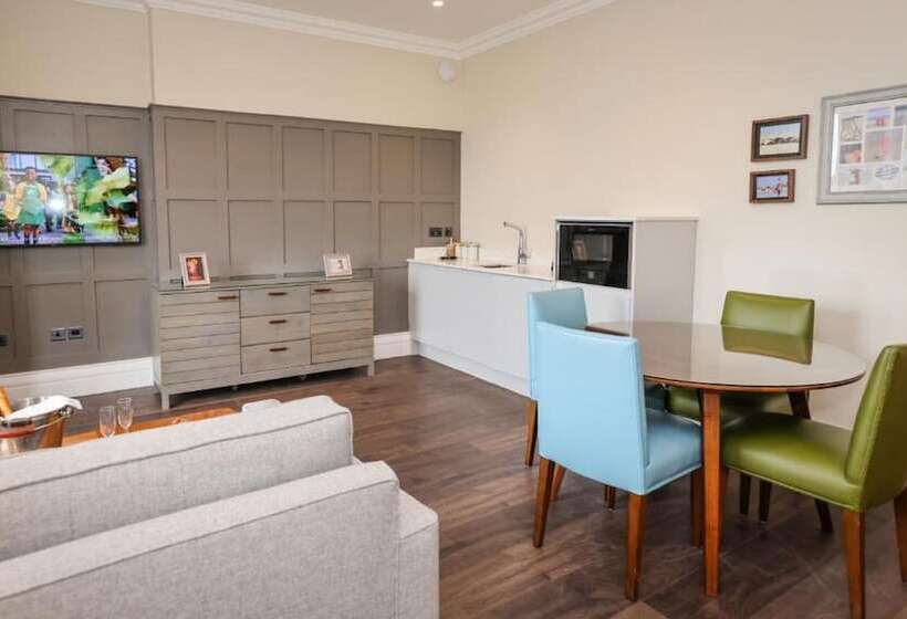 سوییت با چشم‌انداز دریا, The Hermitage Hotel   Oceana Collection