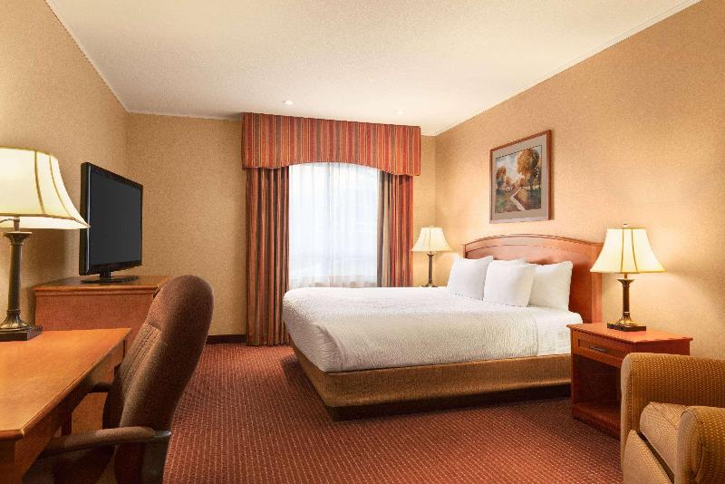 キングサイズベッドのデラックスルーム, Days Inn By Wyndham Swift Current