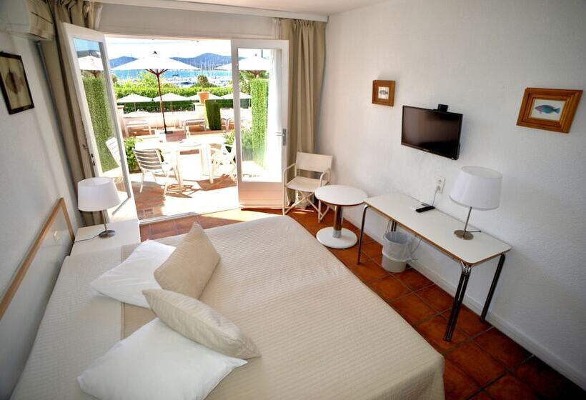 Классический Номер Вид на Сад, Auberge De La Calanque