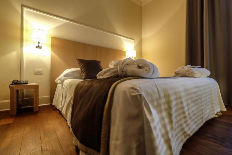 Номер Стандарт Трехместный, Brit Hotel Aux Sacres Reims Centre