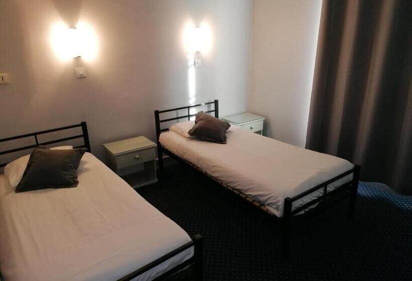 Семейные Апартаменты 3 Спальни, Logis Hôtel Saint Jacques