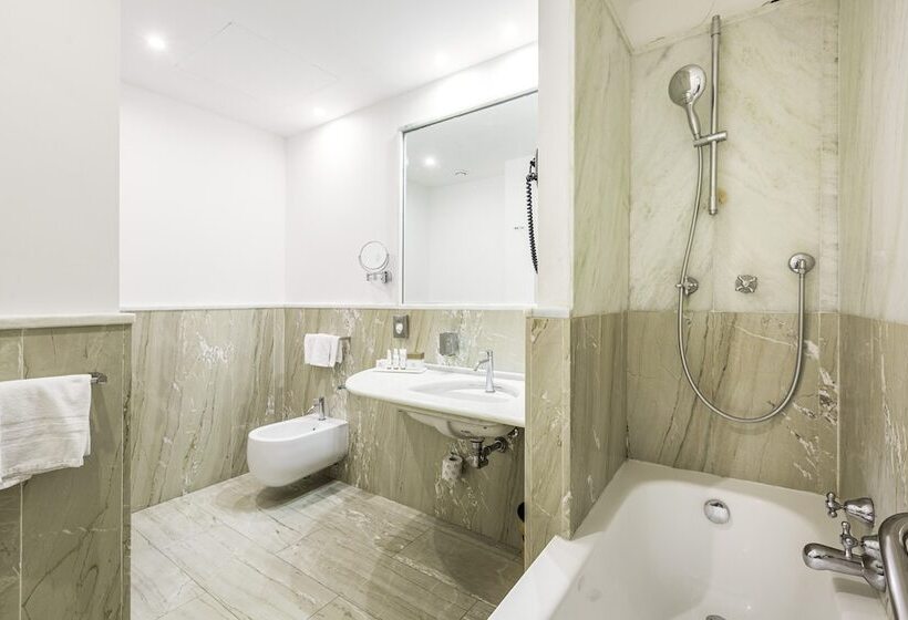 Habitación Triple Estándar, Delle Nazioni