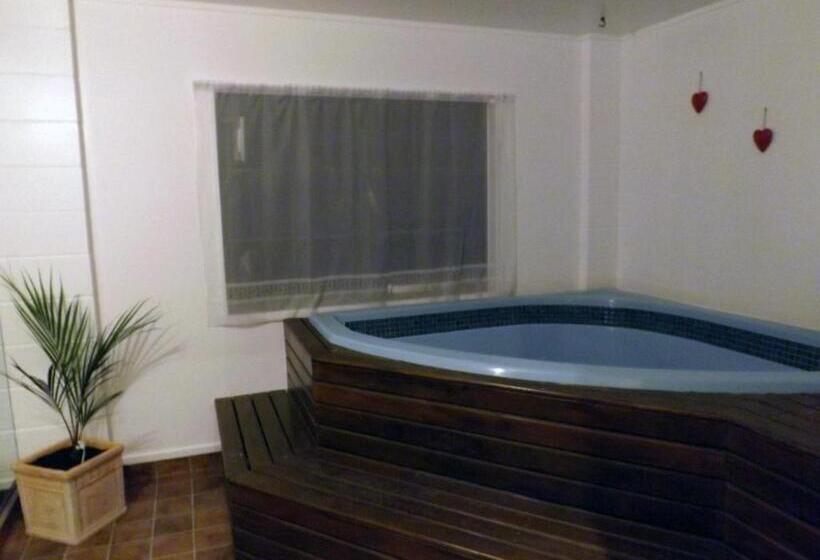 استودیوی استاندارد, Karaka Tree Motel