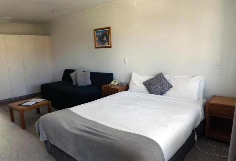 استودیوی استاندارد, Karaka Tree Motel