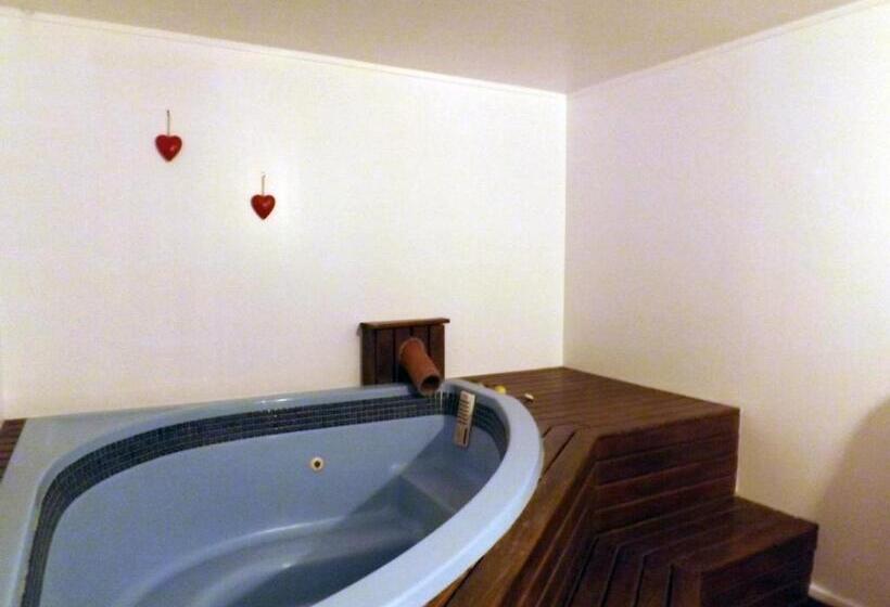استودیوی استاندارد, Karaka Tree Motel