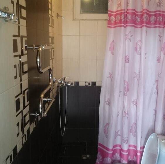 سوییت لوکس, Vavilon   Hostel