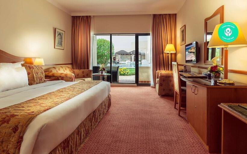 스탠다드 룸 풀장 전망, Golden Tulip Nizwa