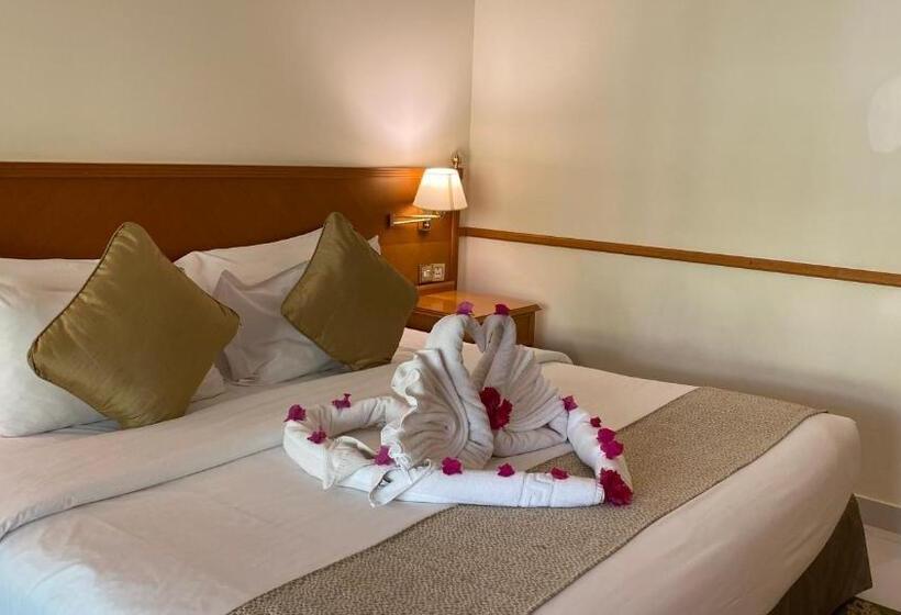 스탠다드 룸 풀장 전망, Golden Tulip Nizwa