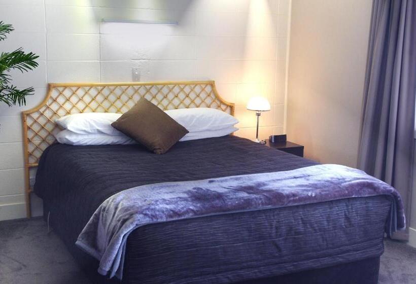 스탠다드 스튜디오, Tudor Motor Lodge