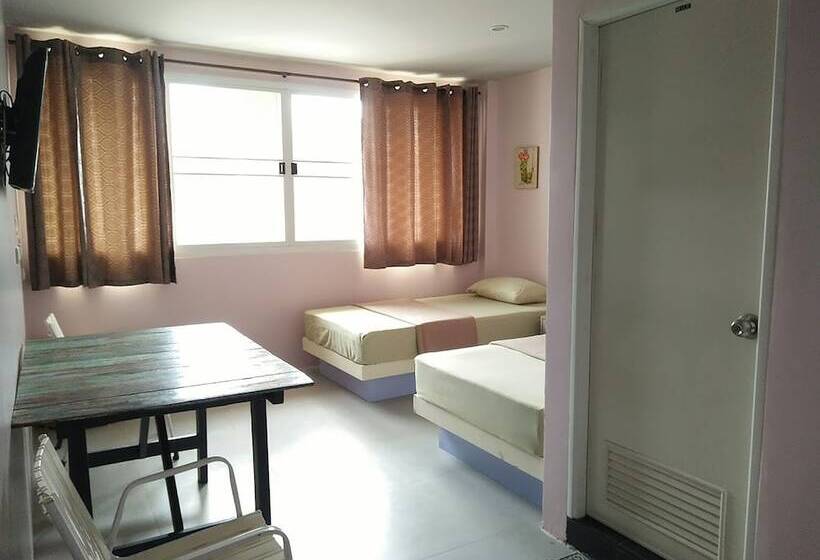 اتاق لوکس با چشم‌انداز شهر, In Phuket House