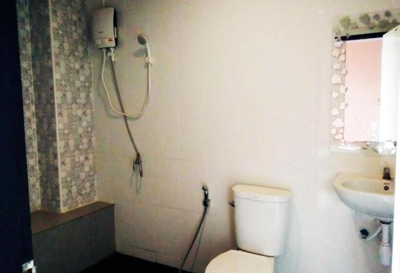 اتاق استاندارد سه تخته با چشم‌انداز باغ, In Phuket House