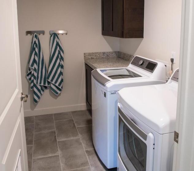 آپارتمان 1 خوابه با چشمانداز استخر, Moab Redcliff Condos