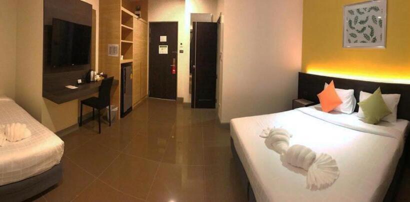 اتاق استاندارد سه تخته با بالکن, Clover Hotel Hatyai