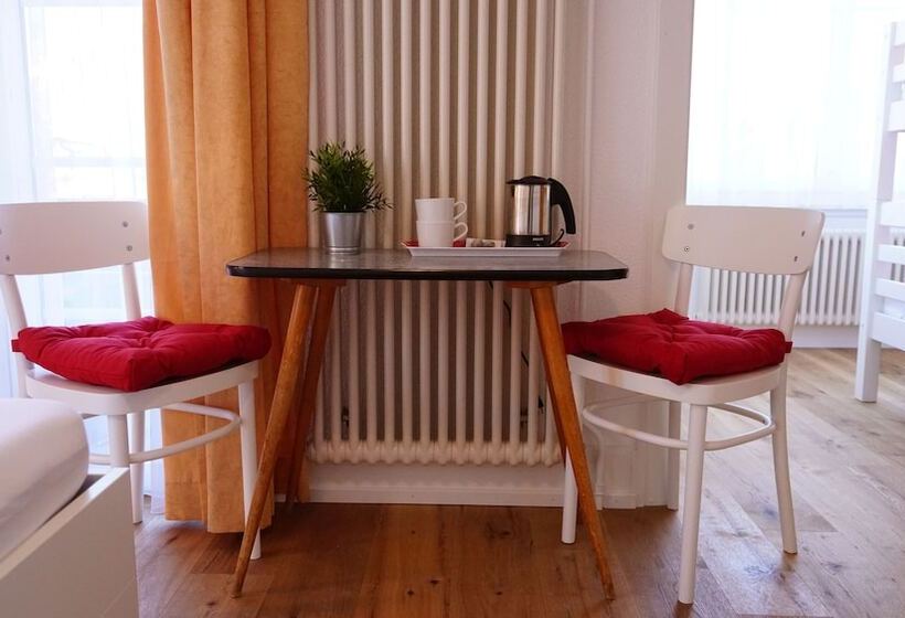 اتاق استاندارد چهار تخته, Adventure Guesthouse
