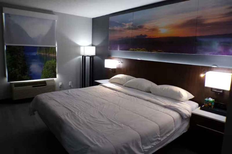 Люкс Кровать Кинг, Luxor Inn & Suites, A Travelodge By Wyndham