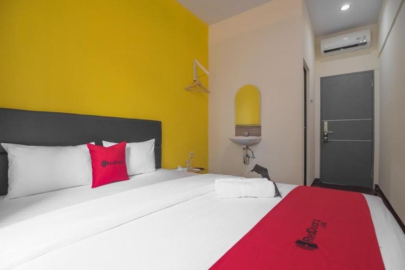 Номер Deluxe, Reddoorz Near Itc Mangga Dua
