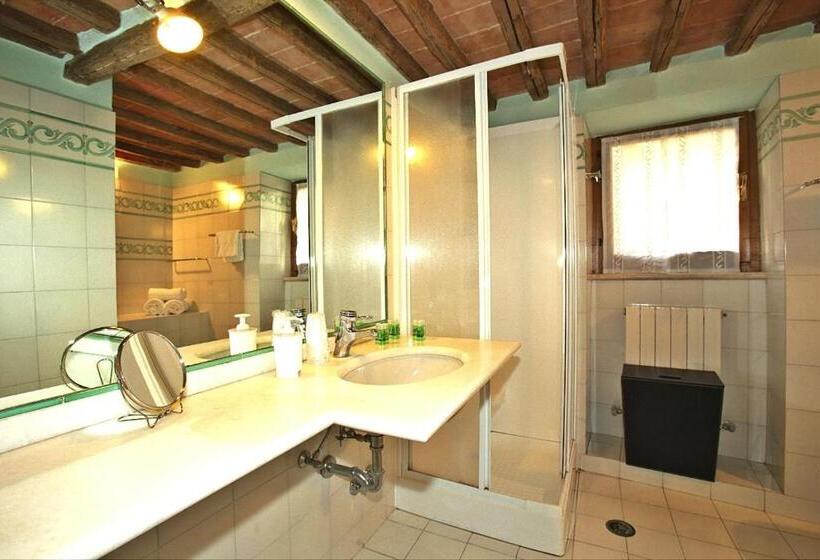 استودیوی استاندارد, Piazza Paradiso Accommodation