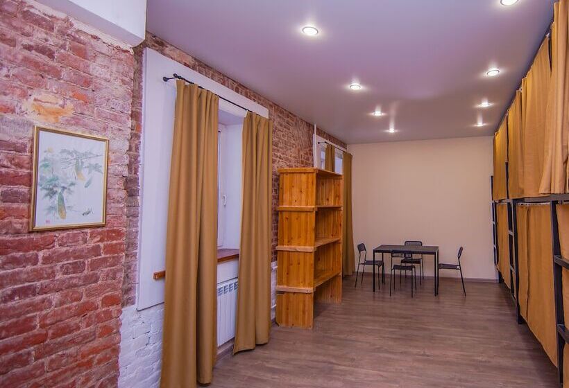 ルームシェアのワンベッド, Proloft Hotel & Hostel