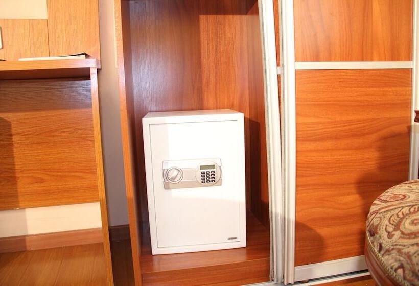 استودیوی لوکس, Emmad Furnished