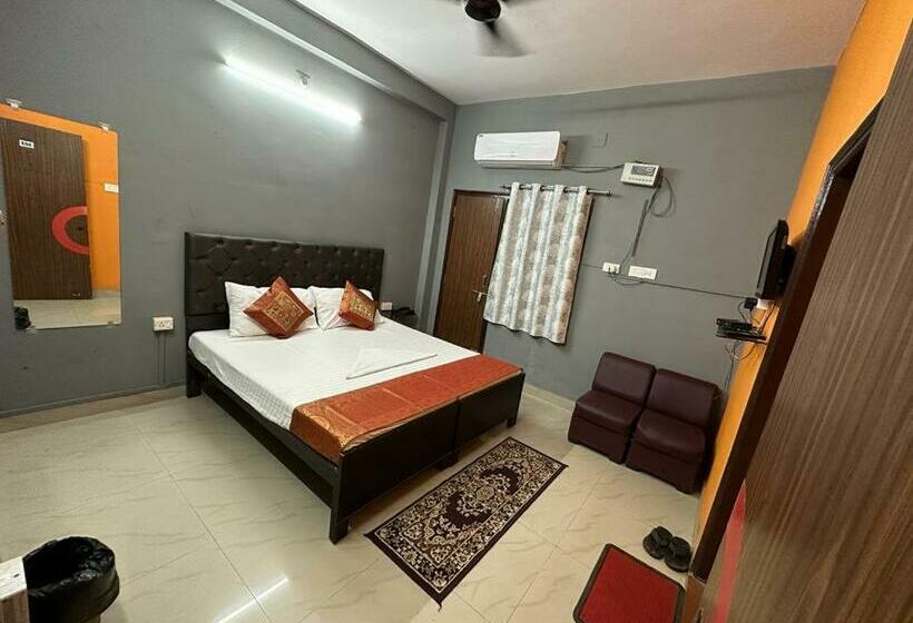 اتاق لوکس, Aparajita