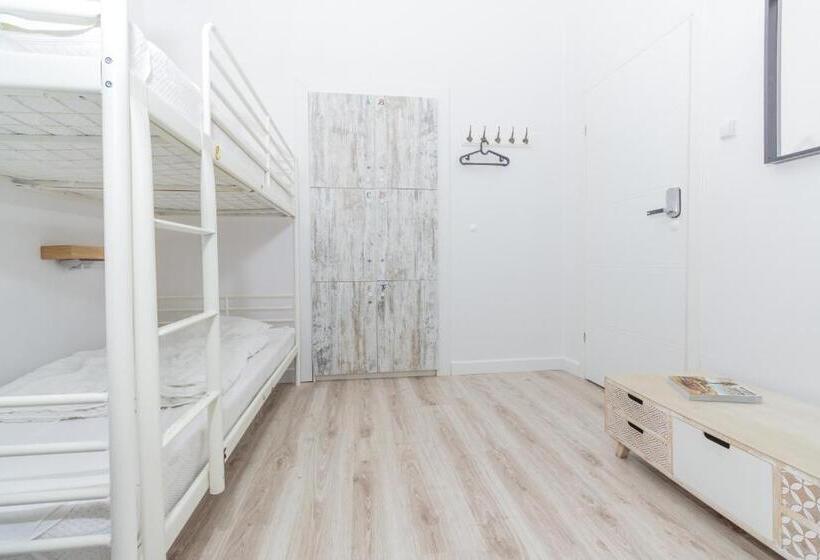 共用房间的床, Chillout Hostel