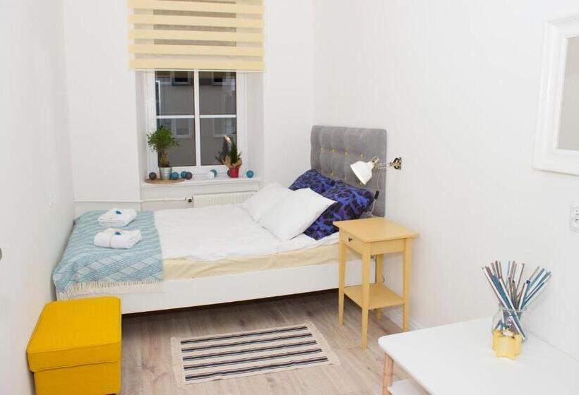 经济房, Chillout Hostel