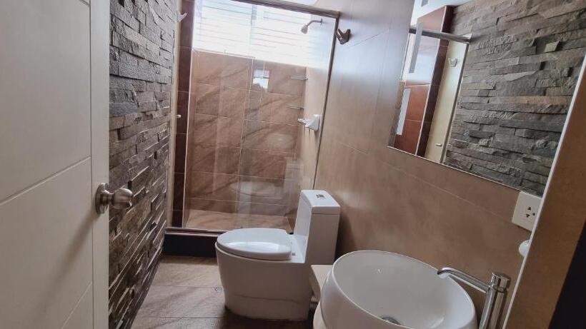Номер Deluxe с Балконом, Hostal Montalvo