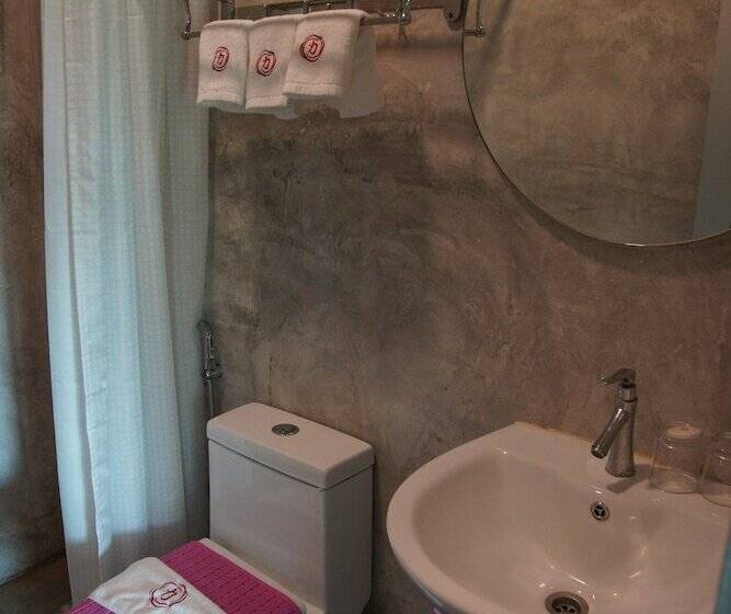 اتاق لوکس سه تخته, Rick Resort Teluk Intan