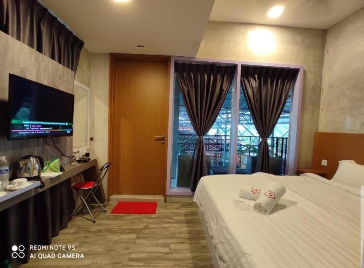 اتاق لوکس با بالکن, Rick Resort Teluk Intan