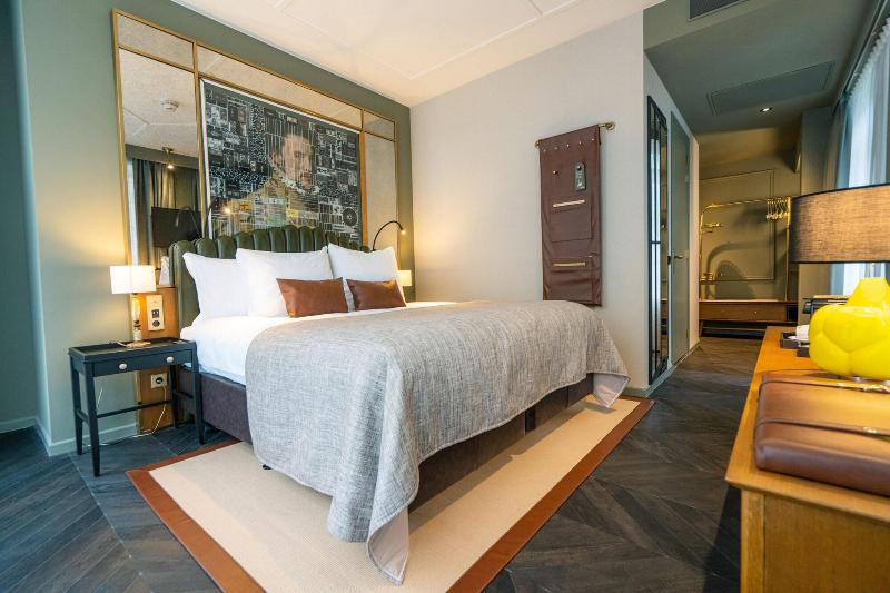 Deluxe Room, The Collector