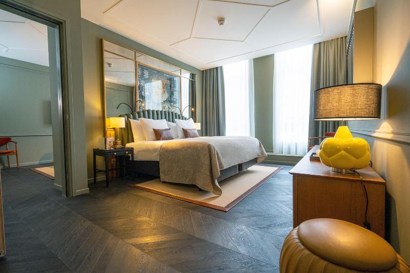 Deluxe Room, The Collector