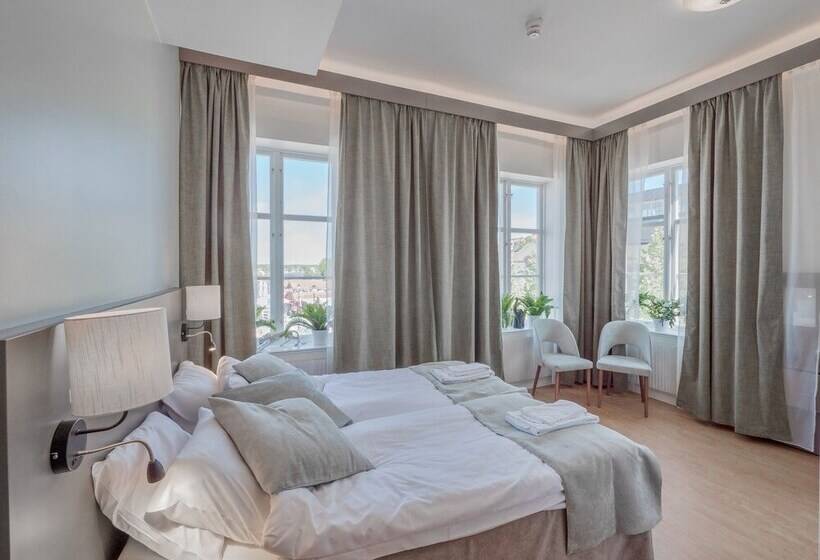 Семейный Номер, Hamnhotellet