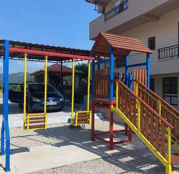 استودیو خانوادگی, Apartments Ena