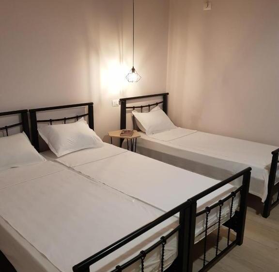 اتاق استاندارد سه نفره, Dimitri Guest House