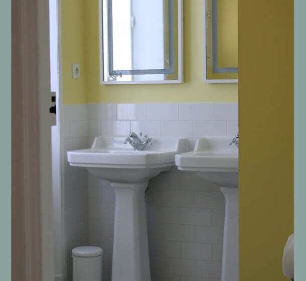 اتاق استاندارد, De L'anglais, Guesthouse