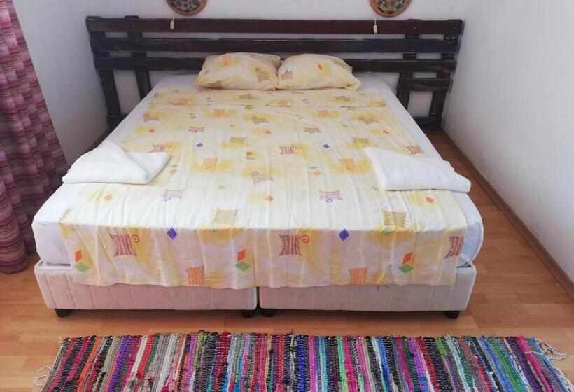 Трежместный Номер Economy, Zen Hotel Varvara