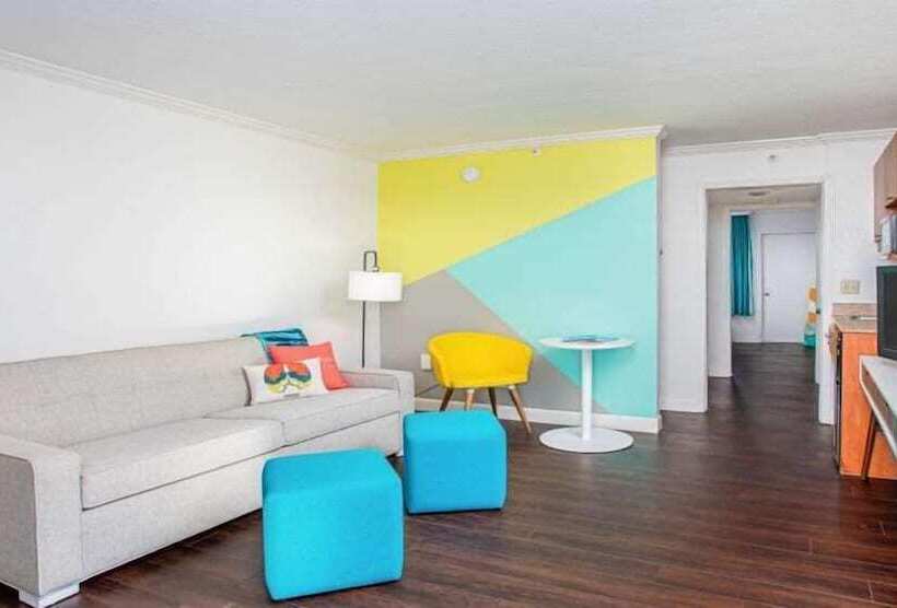 Люкс, Beachside Hotel And Suites