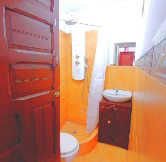 חדר סטנדרט לשלושה, International Hostels
