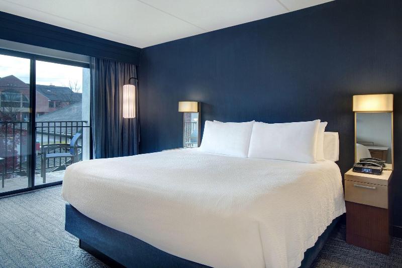 Стандартный Номер Кровать Кинг, Courtyard By Marriott State College