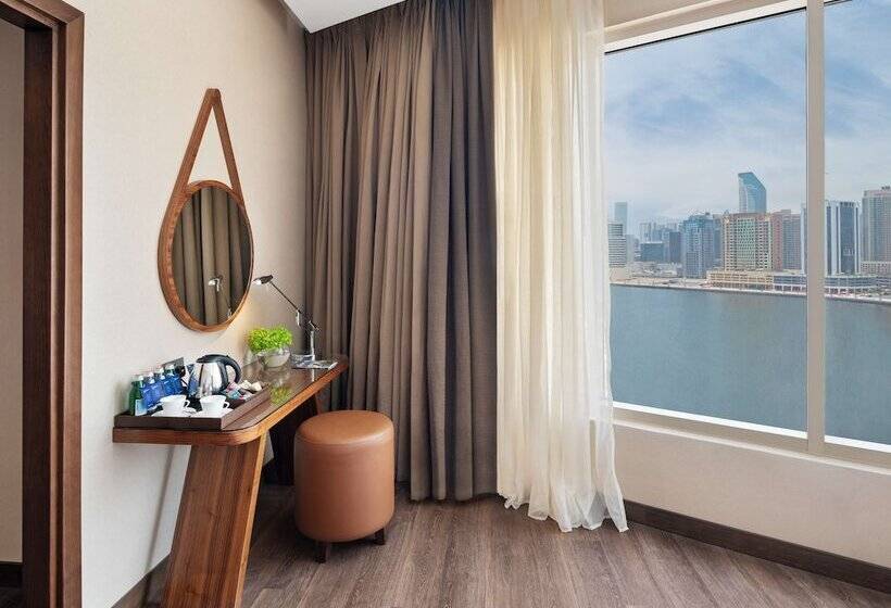 Family Suite, Radisson Blu Hotel, Dubai Canal View