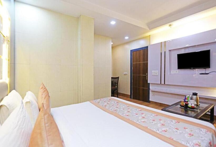 带大床的高级房间, Preet Palace  5 Mints Walk From Nizamuddin Railway Station